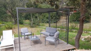 Pergola dans le jardin